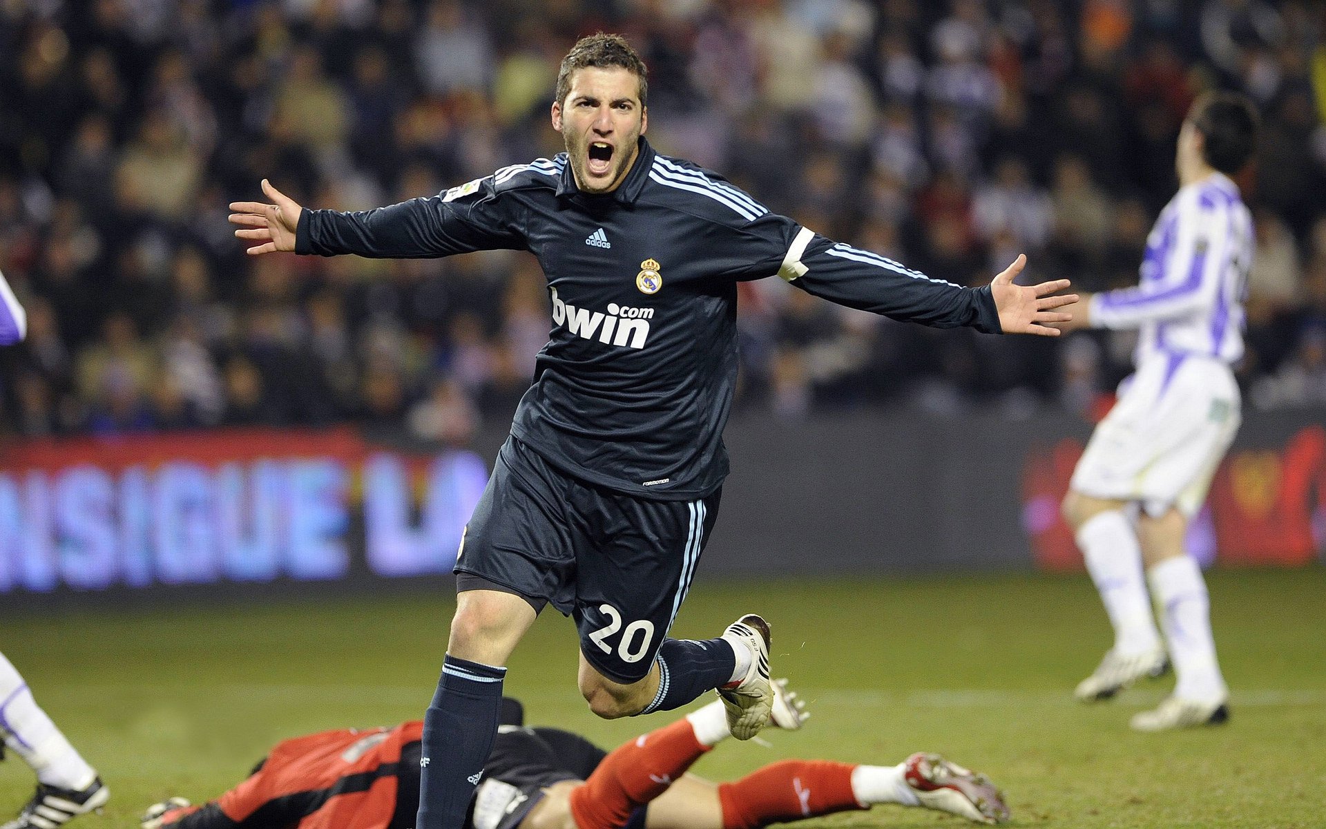 舞台越大越强！拉文闪耀全场，老鹰队碾压广厦队